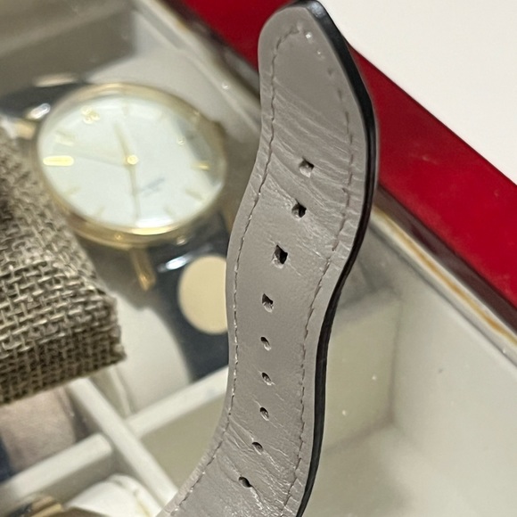 BURBERRY PRE-LOVED AUTHENTIC PURPLE METALLIC GENUINE LEATHER DESIGNER WATCH - Picture 12 of 17